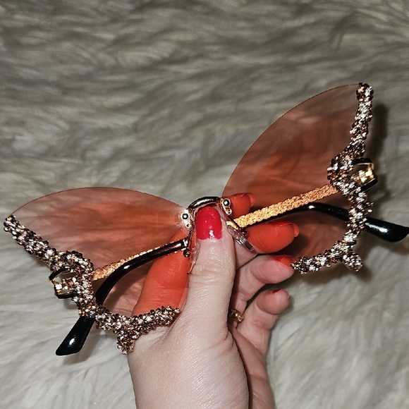 Boutique Accessories - Y2K Butterfly Rhinestone Sunglasses - Rose Glow